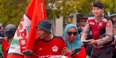 Aksi Simpatik Polisi Dekati Massa Unjuk Rasa Lewat Berbagi Makanan dan Senyuman