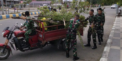 Prajurit Kodaeral XIV Bersihkan Puing Pemalangan Jalan di Sorong