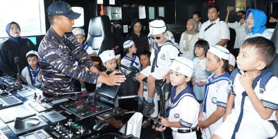 Murid TK Hang Tuah Sorong Antusias Jelajahi KRI Bawal-875