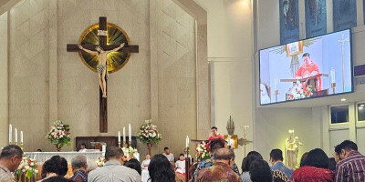 Romo Josep Sutanto Pimpin Misa Pentakosta dan Pembaruan Janji Perkawinan di Kelapa Gading
