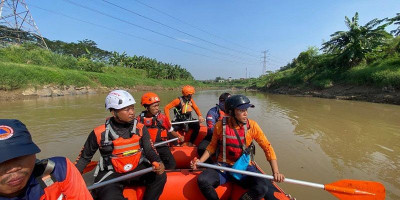 Pemuda Terseret Arus Kali Bekasi, Tim SAR Lakukan Pencarian