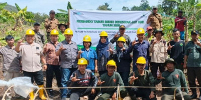 Perhutani Bandung Utara Tabur Benih Jati Unggul di Cipeundeuy