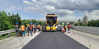 Jelang Libur Panjang, HKA Rampungkan Pemeliharaan Aspal Tol Kayu Agung - Palembang 