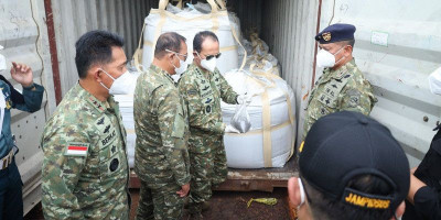 Kasum TNI Tinjau Kapal Penyelundup LTJ dan Radioaktif Ilegal di Batam