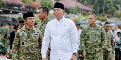 Dankodaeral XIV Sorong Dampingi Menhan RI Salat Idul Adha di Manokwari