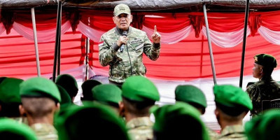Wapang TNI Dampingi Menhan Tinjau Yonif TP 808/Mbaham Matta