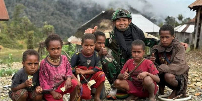 Kehangatan TNI Cairkan Sunyi Pegunungan Papua