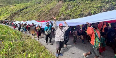 Ratusan Warga Puncak Jaya Kirab Bendera 50 Meter