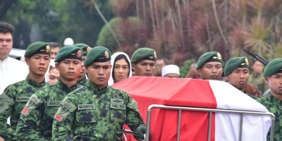 Dipimpin Menhan RI, Pangkormar Hadiri Pemakaman Militer Jenderal TNI (Purn.) Ryamizard Ryacudu