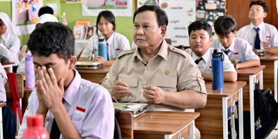 Makan Bersama Siswa, Prabowo Cek Langsung Program MBG Nasional