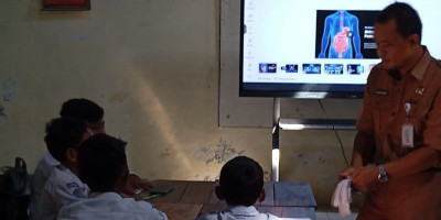 Menghidupkan Ruang Kelas di Tengah Ancaman Rob Lewat SentuhanTeknologi Interaktif