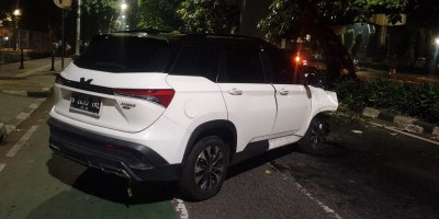 Diduga Terpengaruh Alkohol, Mobil Wuling Tabrak Pembatas Jalan dan Pohon