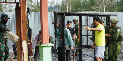 Di Tengah Duka Waghete, TNI-Polri dan Warga Bersatu Bangkitkan Harapan Pasca Kebakaran YAPIS Ash-Shiddiq