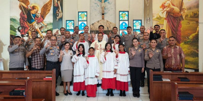 Romo Yos Pimpin Misa Hari Raya Tubuh dan Darah Kristus Bersama Keluarga Besar Polda Maluku