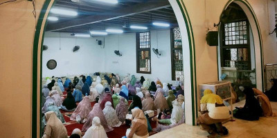 Ratusan Jamaah Padati Kliwonan Majelis Rotib dan Maulid di Keramat Luar Batang