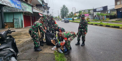 Kodim 1710/Mimika Bersihkan Lingkungan Bersama Masyarakat