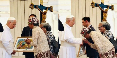 Tangis Butet Pecah, Lukisan Jalan Salib Jawa Diterima Paus Leo XIV