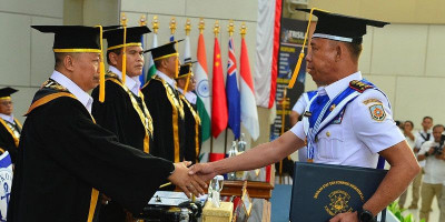 Danpaska Letkol Laut Mulya Abadi Raih Gelar Magister Seskoal