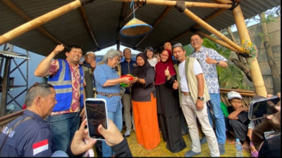 Sambil Berbagi Nasi Boks & Beras, PJBW Bersama Sam Bimbo Kunjungi HOME Bandung Bersinar Human Initiative