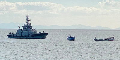 Mesin Rusak Ditengah Laut, Kapal Kayu Nelayan Diselamatkan Kapal TNI AL