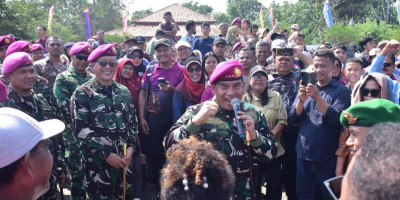 Sisi Humanis PangkormaR: Usai Pembaretan, Berikan Motivasi Kepada Orang Tua Siswa Prajurit Marinir