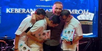 Iwan Bule Laksanakan Nazar, Antar Tiga Bobotoh Ibadah Umroh Terbang Menuju Baitullah