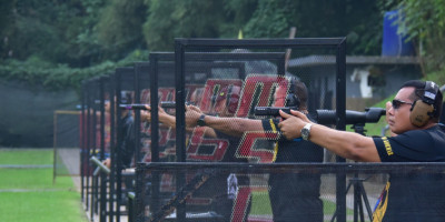 Pangkormar Asah Kemampuan Menembak Bersama Pejabat Utama Korps Marinir 