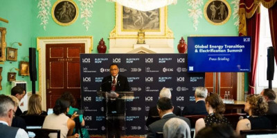 Antara Al Gore dan Menteri Jumhur, Menjaga Bumi Tanpa Meninggalkan Manusia