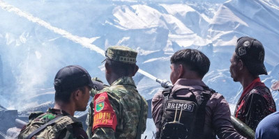 Kodim 1714/Puncak Jaya Reaksi Cepat Bantu Pemadaman Kebakaran di Kota Mulia  