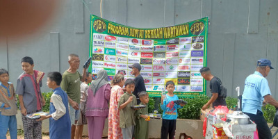 Sasar ke Pemukiman Padat, Jumat Berkah Wartawan Banyak Diserbu Bocah Cilik dan Emak-emak