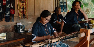Astra Perkuat Desa Sejahtera Sumba Timur, Tenun Ikat Dorong Ekonomi Perempuan
