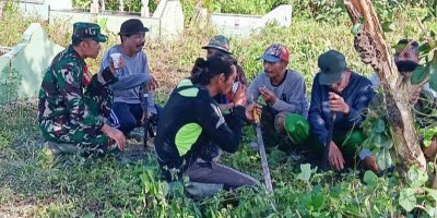 Babinsa Koramil Mapurujaya Bersama Warga Bersihkan TPU Kampung Hiripau