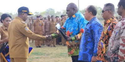 Gubernur Apolo Lepas Empat ASN Purnabakti 