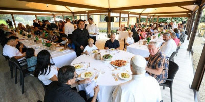 Paus Leo XIV Buka Pintu Castel Gandolfo untuk Kaum Rentan Lewat Makan Siang Bersama Paus
