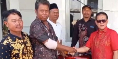 Dorong Kemandirian Nelayan Cirebon, Prof. Rokhmin Dahuri Serahkan 5 Mesin Kapal untuk KUB Sinar Bahari