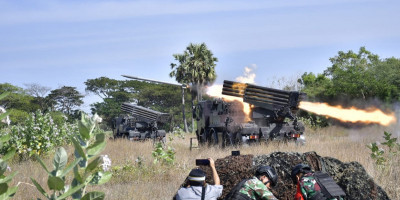 Kas Kormar Saksikan Langsung Uji Fungsi Amunisi Roket 122 MM Di Baluran