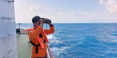 Personil Basarnas Lakukan Pencarian Terhadap Awak Kapal MV EVER BIRTH yang Dilaporkan Jatuh di Perairan Laut Jawa