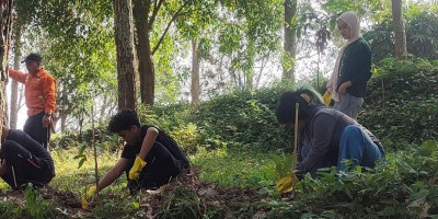 Perhutani dan BEM FISIP Unpad Tanam Pohon, Perkuat Kelestarian Wisata Legok Haji