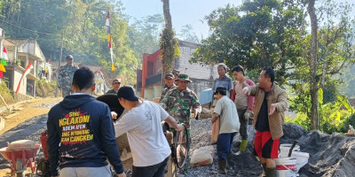 Kebersamaan Satgas TMMD dan Warga, Ringankan Pengerjaan Jalan Penghubung Watuduwur-Kalibawang