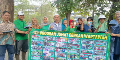 Sambangi Masjid dan Warga Cileungsi Kidul Bogor, Jumat Berkah Wartawan Didoakan Supaya Terus Berbagi