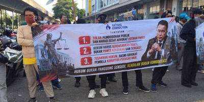 Ratusan Massa Unjuk Rasa di Depan Kantor Hotman Paris