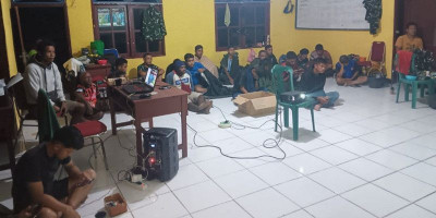 Anggota Satgas dan Warga Kampung Sesor Nobar Final Piala Dunia 2026