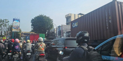 Kontainer Penuhi Ruas Jalan, Akses Keluar Harapan Indah Bekasi Macet Total