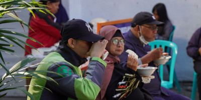 Polresta Malang Kota Bagikan 600 Porsi Makan Gratis dan Layanan Cek Kesehatan