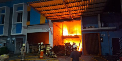 Gudang Distributor Pompa Air di Cilincing Terbakar
