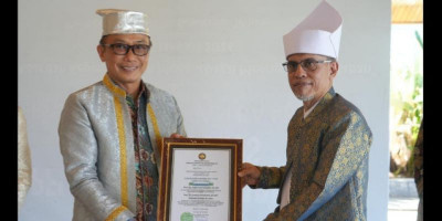 Kepala BKN RI Dianugerahi Gelar Kehormatan Adat dari Kesultanan Ternate