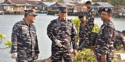 Sambut HUT Kodaeral XIV Ke-1, Prajurit Kodaeral XIV Sorong Aksi Bersih Pantai dan Dermaga