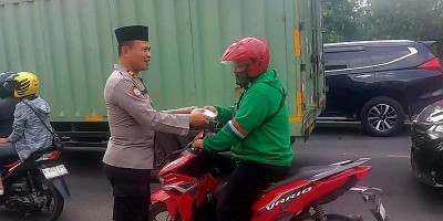 Jumat Peduli, Polsek Kelapa Gading Bagikan Nasi Kotak untuk Ojol dan Warga