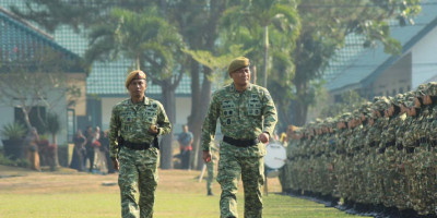 Wadan Pussenarhanud Pimpin Upacara Penutupan Diklat Bela Negara SPPI KDKMP Tahun 2026 di Pusdikarhanud