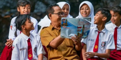 Tukin TNI Dinaikkan, Lalu Desak Pemerintah Naikkan Juga Gaji Guru 